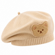 Béret bébé en maille beige avec écusson ourson