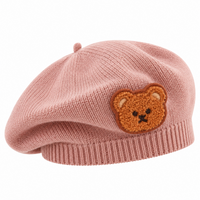 Béret bébé en maille rose avec écusson ourson