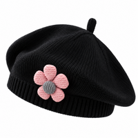 Béret fille noir en maille côtelée avec fleur rose et cœur gris