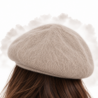 Béret femme beige en maille duveteuse porté, vue de dos