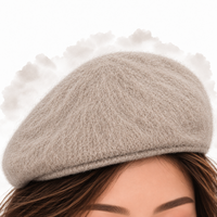 Béret femme beige en maille duveteuse porté, vue de face