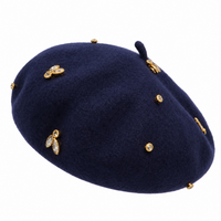 beret femme bleu orné de bijoux decoratifs