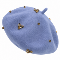 beret femme bleu clair orné de bijoux decoratifs