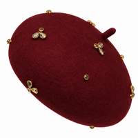 beret femme bordeaux orné de bijoux decoratifs