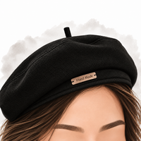 Gros plan d'un béret femme français noir porté