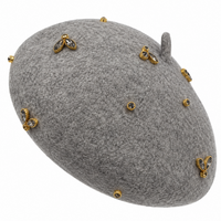 beret femme gris orné de bijoux decoratifs