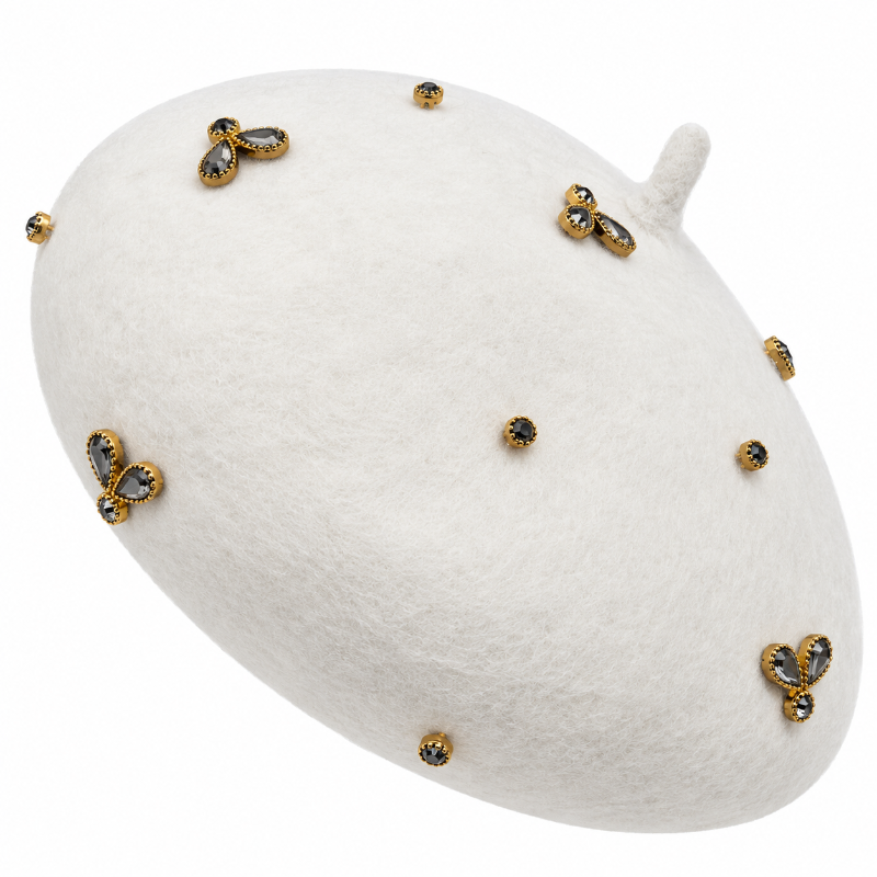 beret femme blanc orné de bijoux decoratifs