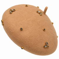 beret-femme marron orné de bijoux decoratifs