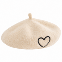 Béret fille beige avec cœur noir brodé