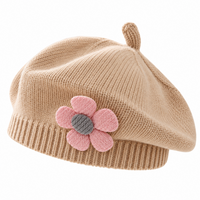 Béret fille beige en maille côtelée avec fleur rose décorative
