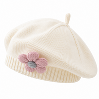 Béret fille crème en maille avec fleur rose sur le côté