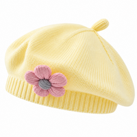 Béret fille jaune pastel en maille avec fleur rose décorative
