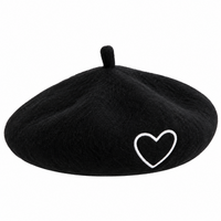 Béret fille noir avec cœur blanc brodé