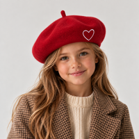 Béret fille rouge avec cœur blanc brodé porté face 