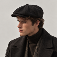Homme portant un béret gavroche britannique noir de profil