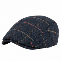 Béret homme bleu à chevrons avec fines lignes rouges