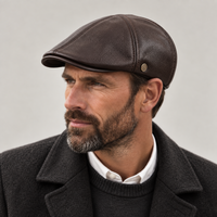 Béret homme en cuir marron à visière porté trois quart