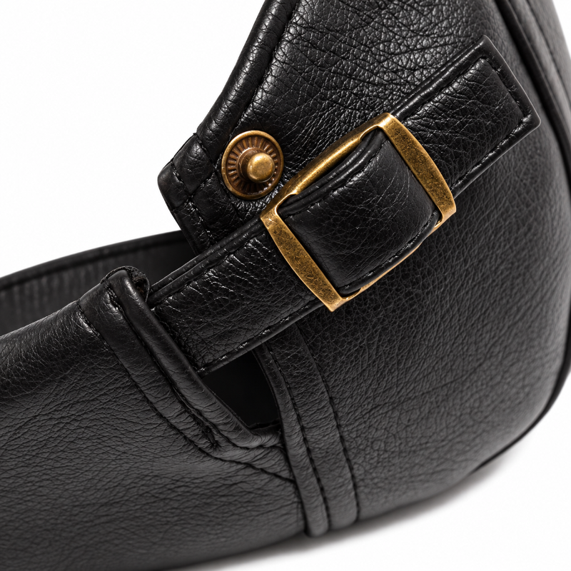 Détail de la boucle réglable du béret homme en simili cuir noir