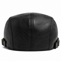 Vue arrière du béret homme en simili cuir noir avec pattes de réglage