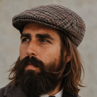 Casquette anglaise homme Alfred à carreaux portée avec un look élégant