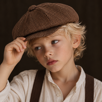 Petit béret enfant marron à motif chevrons vu de trois quarts